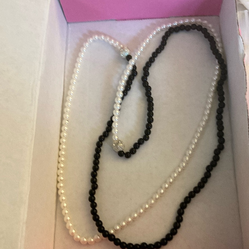 Elegant Black and White Pearl Necklace